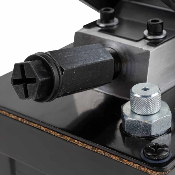 Насос пневмогидравлический ножной (раб. давл. 6-10атм,давл. гидравл. 690атм,1.7л,корпус алюм.)