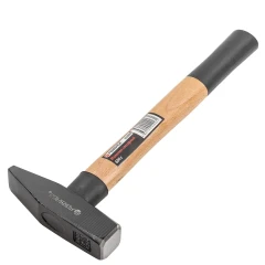 Молоток слесарный с деревянной ручкой и пластиковой защитой у основания (600г)