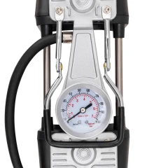 Компрессор автомобильный поршневой двухцилиндровый с аналоговым манометром и встроенным фонарем (12В, 20А, 65л/мин, 7бар) в пласт.кейсе