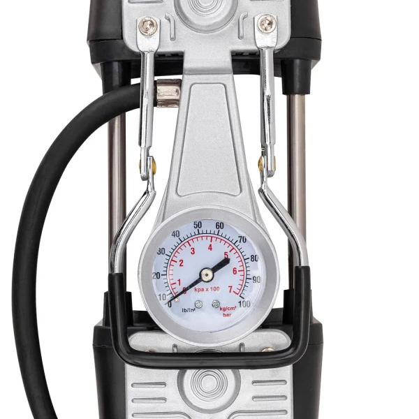 Компрессор автомобильный поршневой двухцилиндровый с аналоговым манометром и встроенным фонарем (12В, 20А, 65л/мин, 7бар) в пласт.кейсе