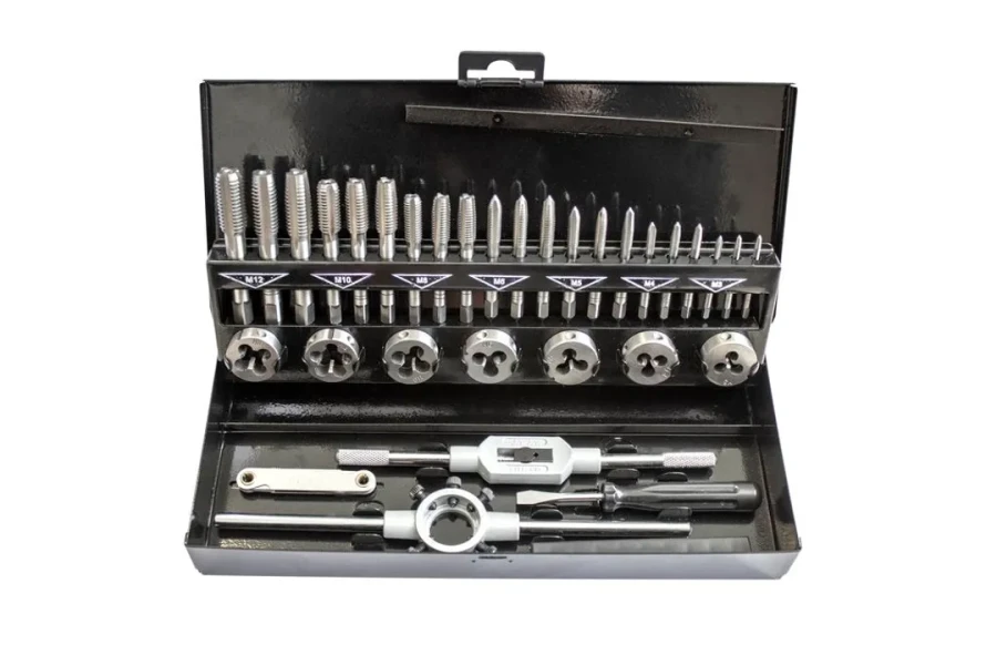 Набор метчиков и плашек, 32(М3х0.5,М4х0.7,М5х0.8,М6х1.0,М8х1.25,М10х1.5,М12х1.75) пр в металлическом кейсе