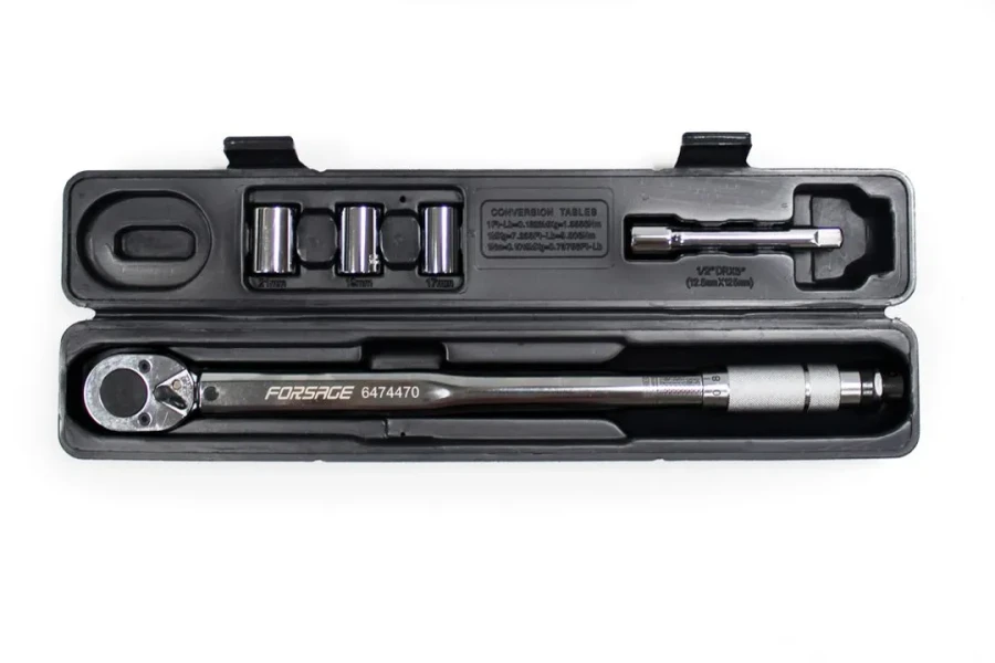 Ключ динамометрический щелчкового типа в наборе с головками и удлинителем 40-210Нм, 1/2''(17,19,21мм,удлинитель 125мм)(Тайвань),в пластиковом футляре