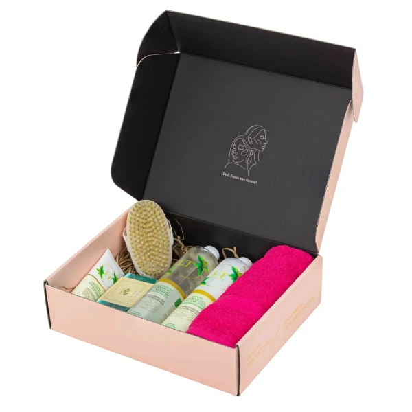 Набор Алоэ и зеленый чай(шампунь.гель для душа.крем бальзам для рук.мыло.щетка массажная.полотенце 40*70.упаковка)