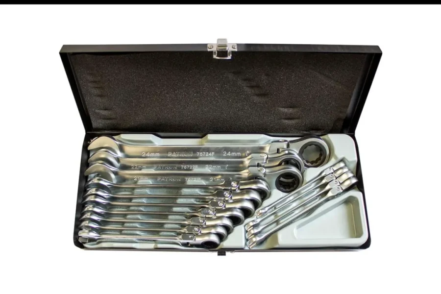 Набор ключей комбинированных трещоточных с шарниром 14пр. (8,10,11,12,13,14,15,16,17,18,19,21,22,24мм), в металлическом кейсе